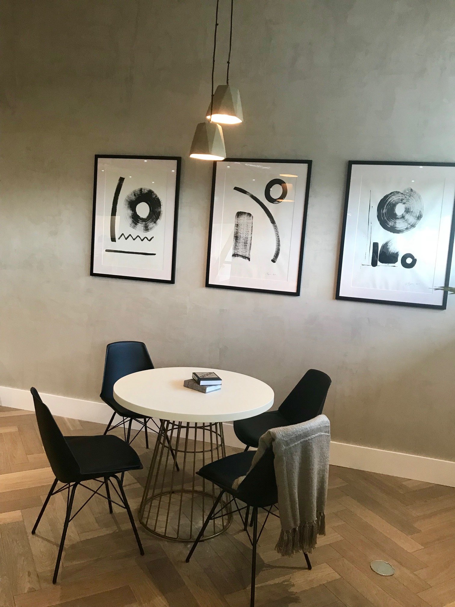 Bora_Chair_in_Black_with_Hex_concrete_Pendants